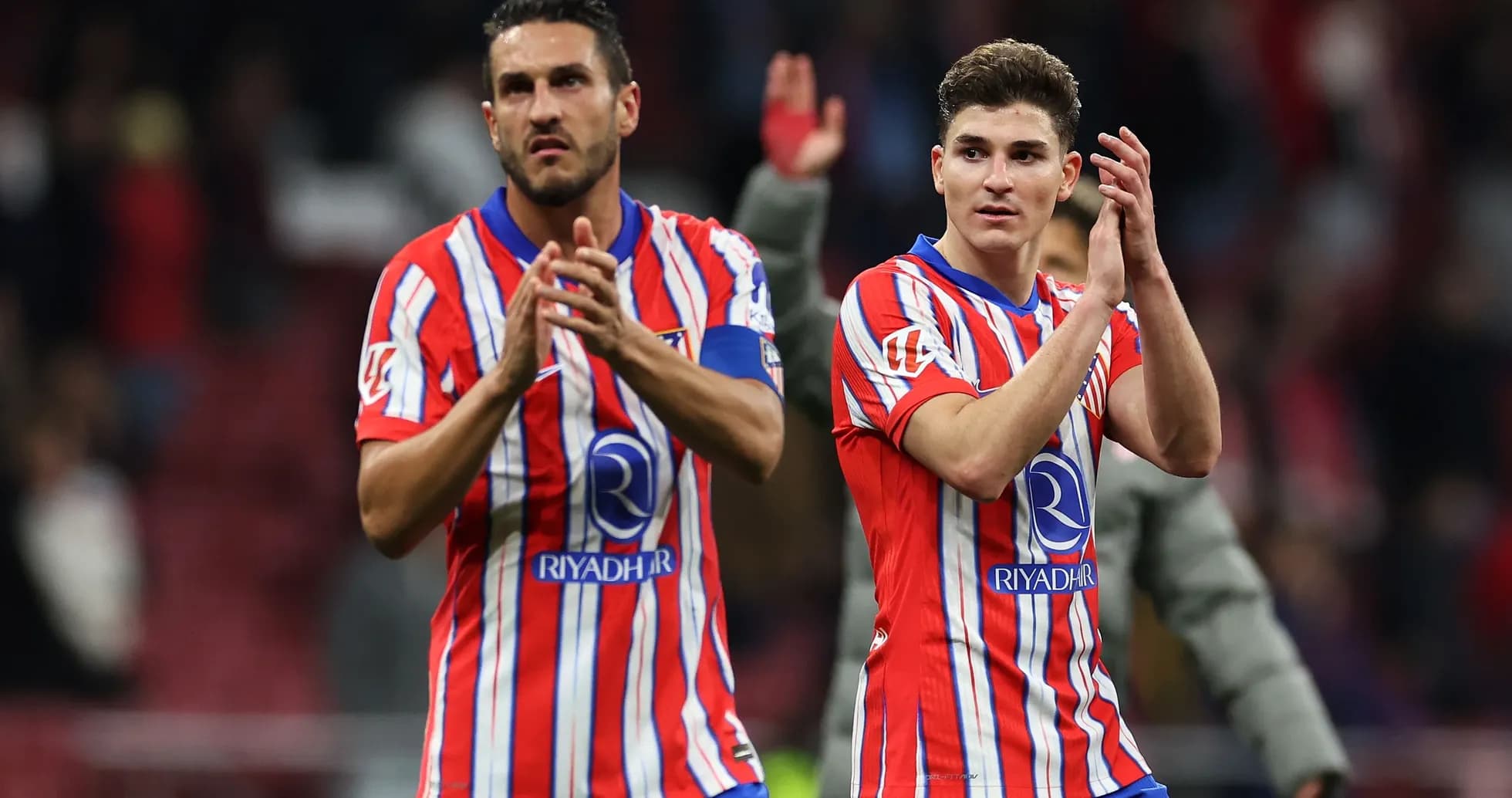 Jugadores de Atlético de Madrid aplaudiendo a la afición