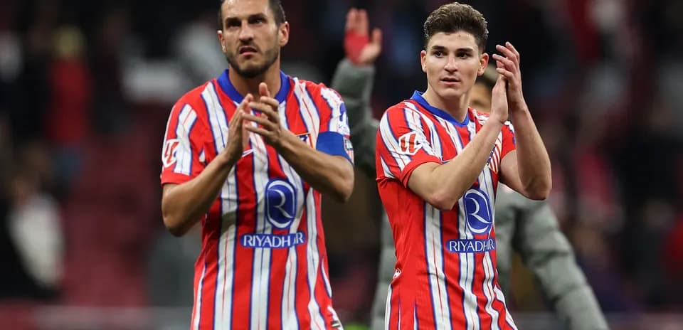 Jugadores de Atlético de Madrid aplaudiendo a la afición