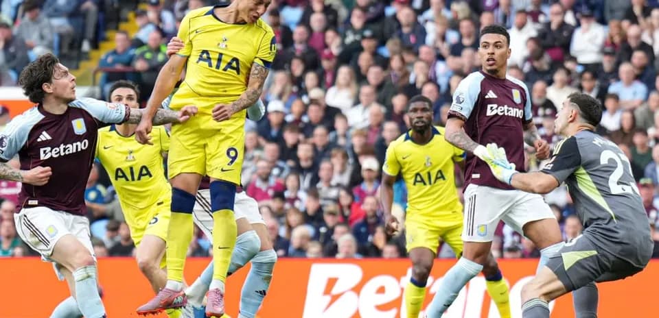 Richarlison cabecea el balón ante la defensa