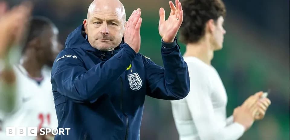 Entrenador aplaudiendo tras el partido de Inglaterra