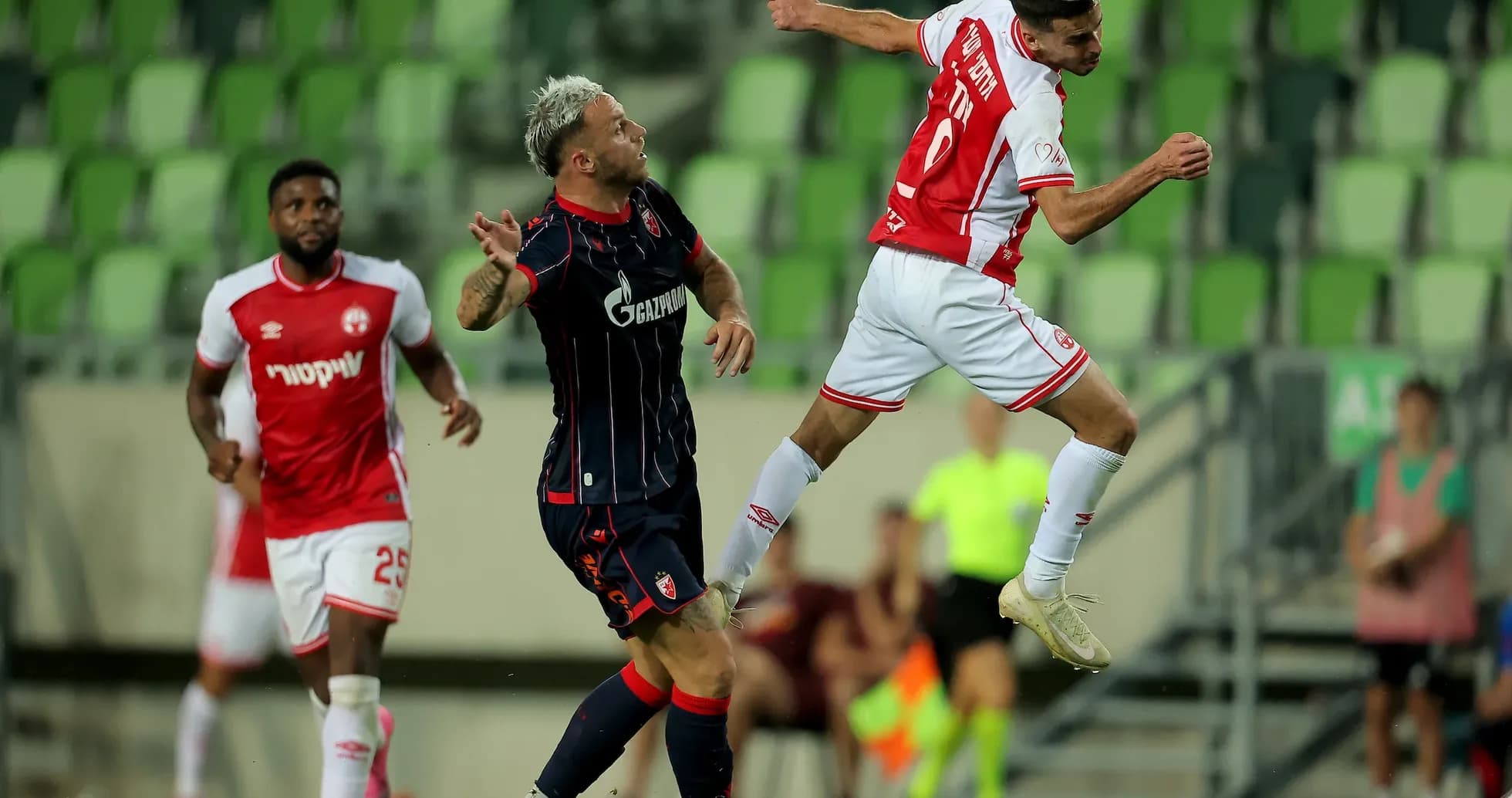 Jugador de FK Crvena Zvezda cabeceando el balón