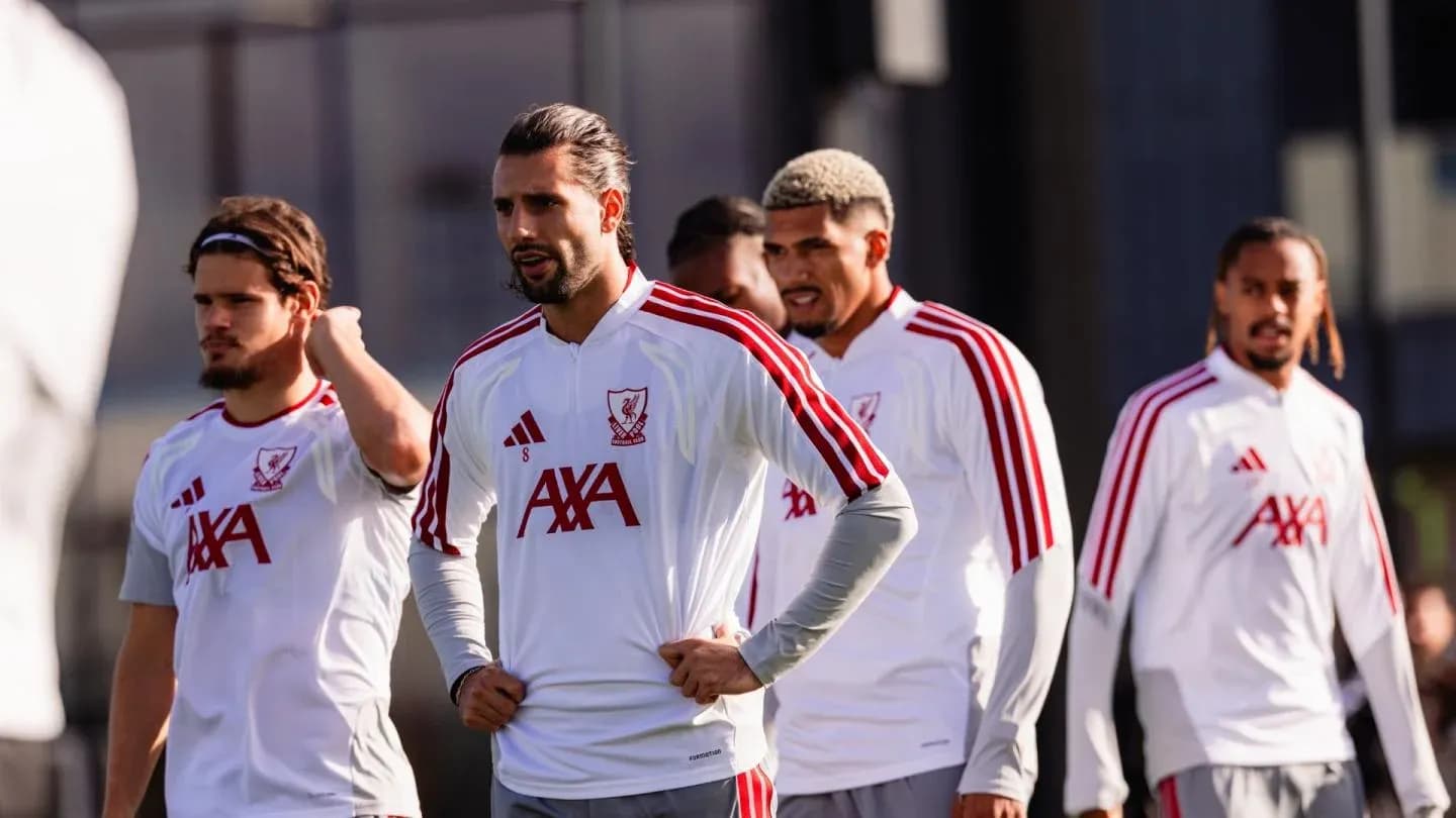 Jugadores de Liverpool en sesión de entrenamiento