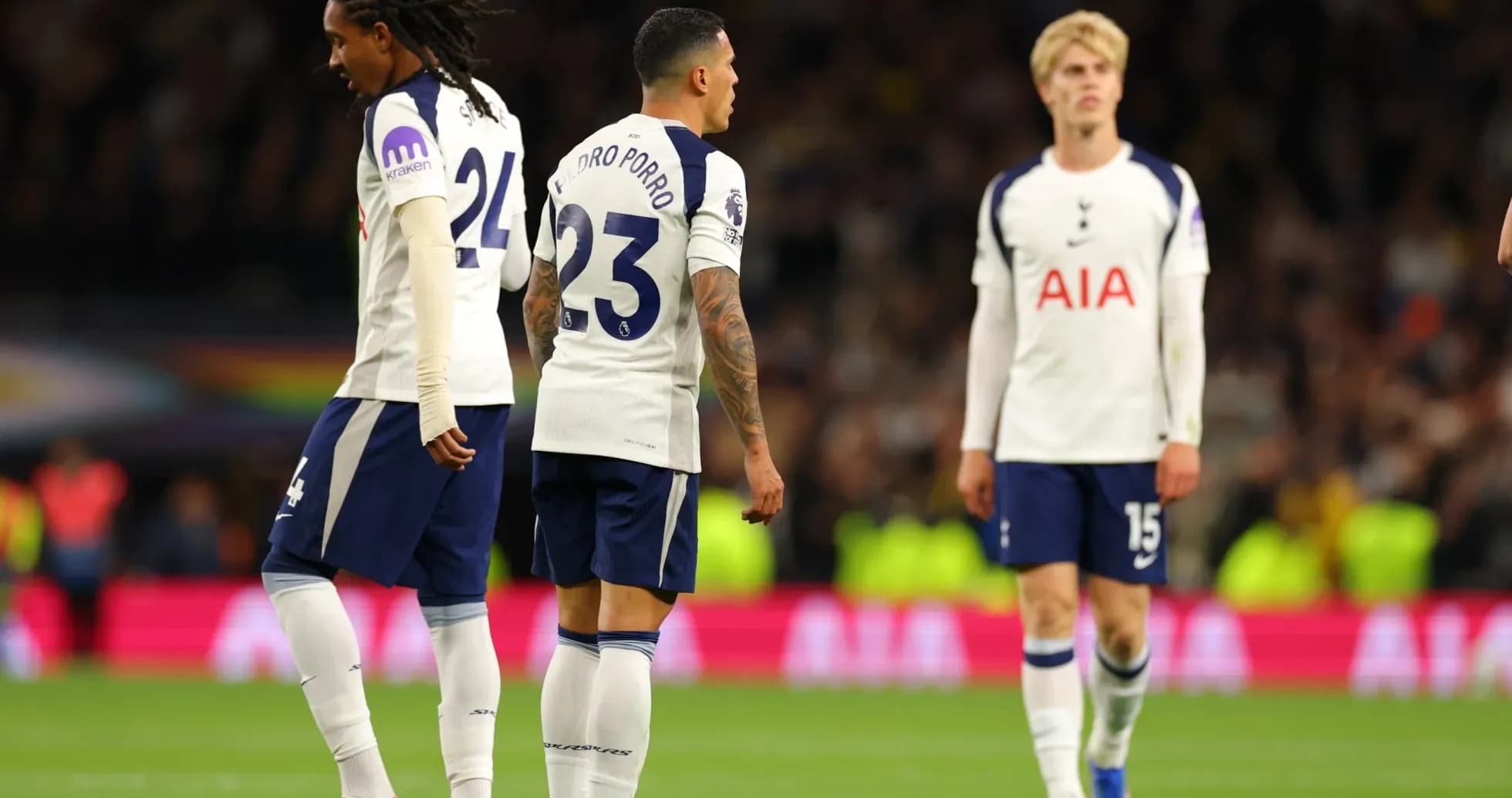 Jugadores del Tottenham en el campo tras jugada