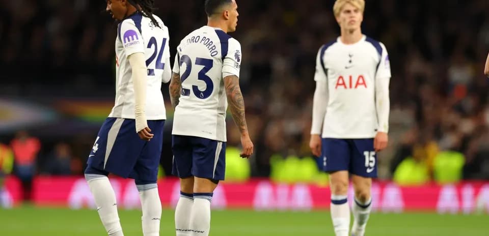 Jugadores del Tottenham en el campo tras jugada
