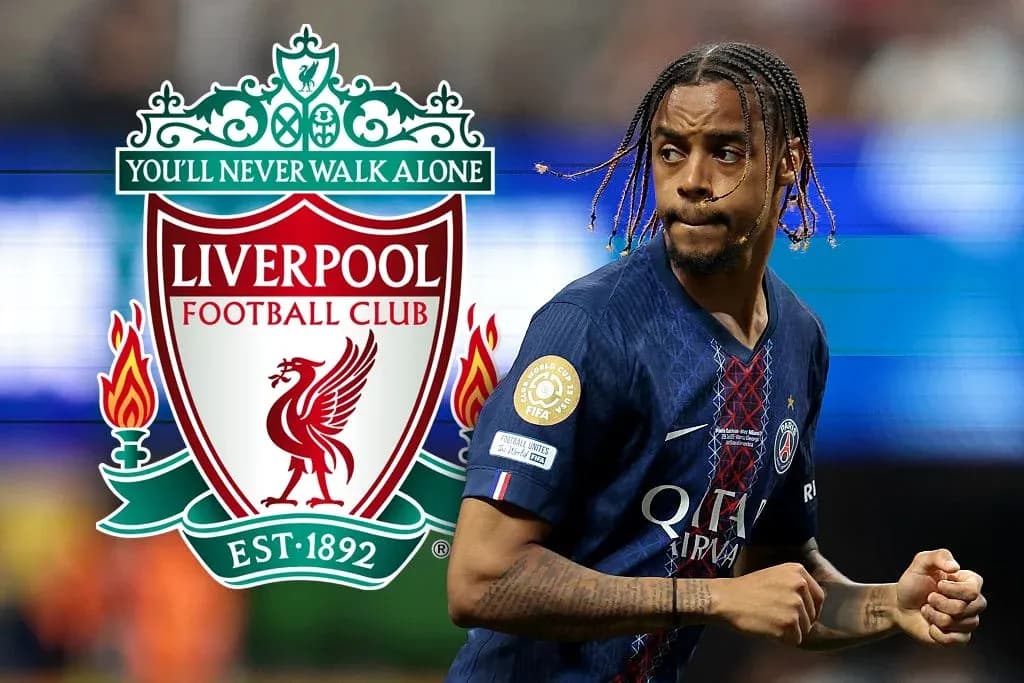 Jugador de PSG corriendo con logo de Liverpool detrás