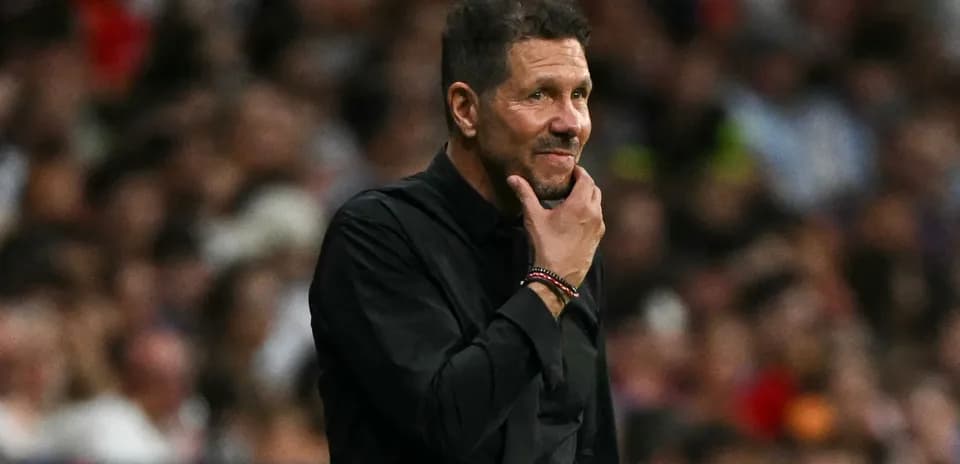 Entrenador observando el partido desde la banda