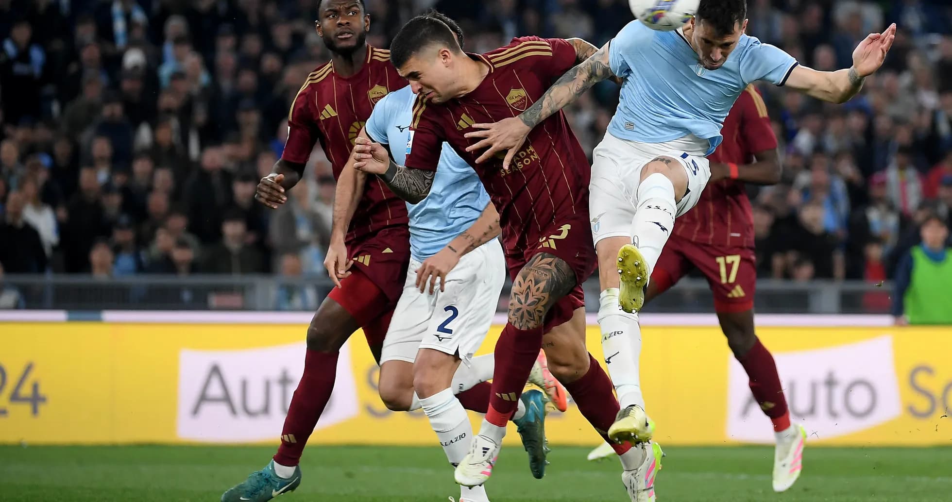 Jugadores de AS Roma y Lazio compitiendo por el balón