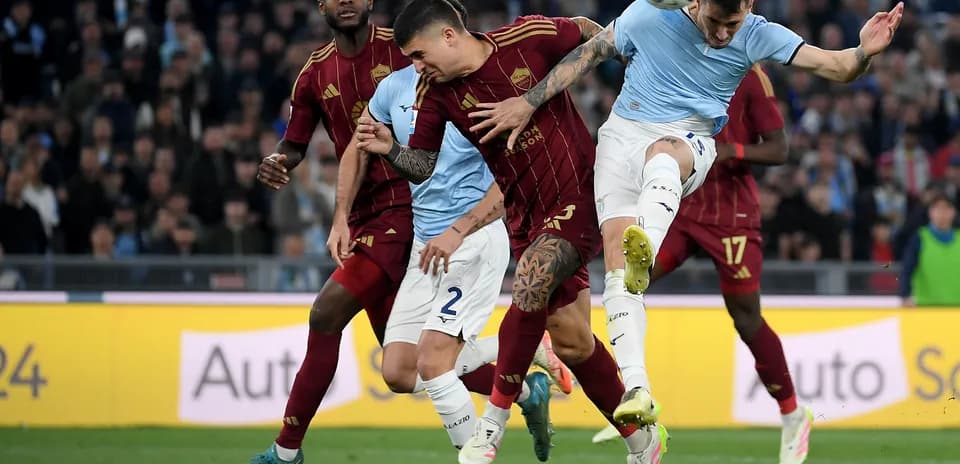 Jugadores de AS Roma y Lazio compitiendo por el balón