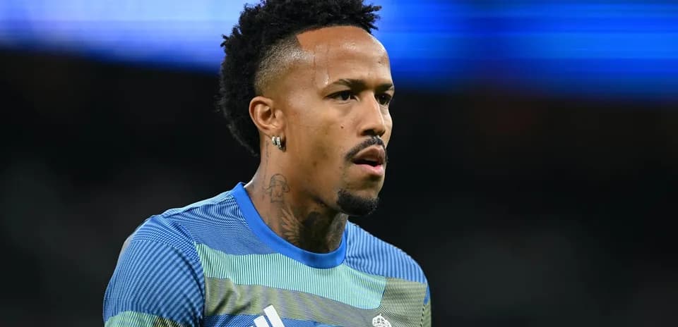 Jugador de fútbol con camiseta del Real Madrid en el campo