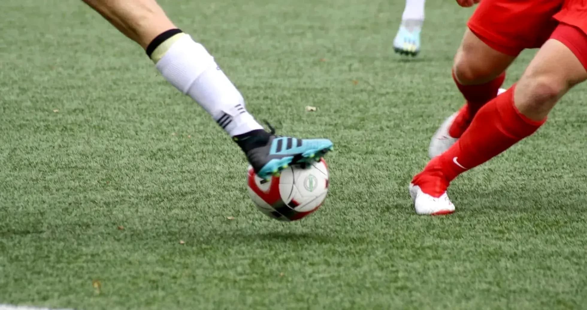 Jugadora de fútbol en acción durante el partido