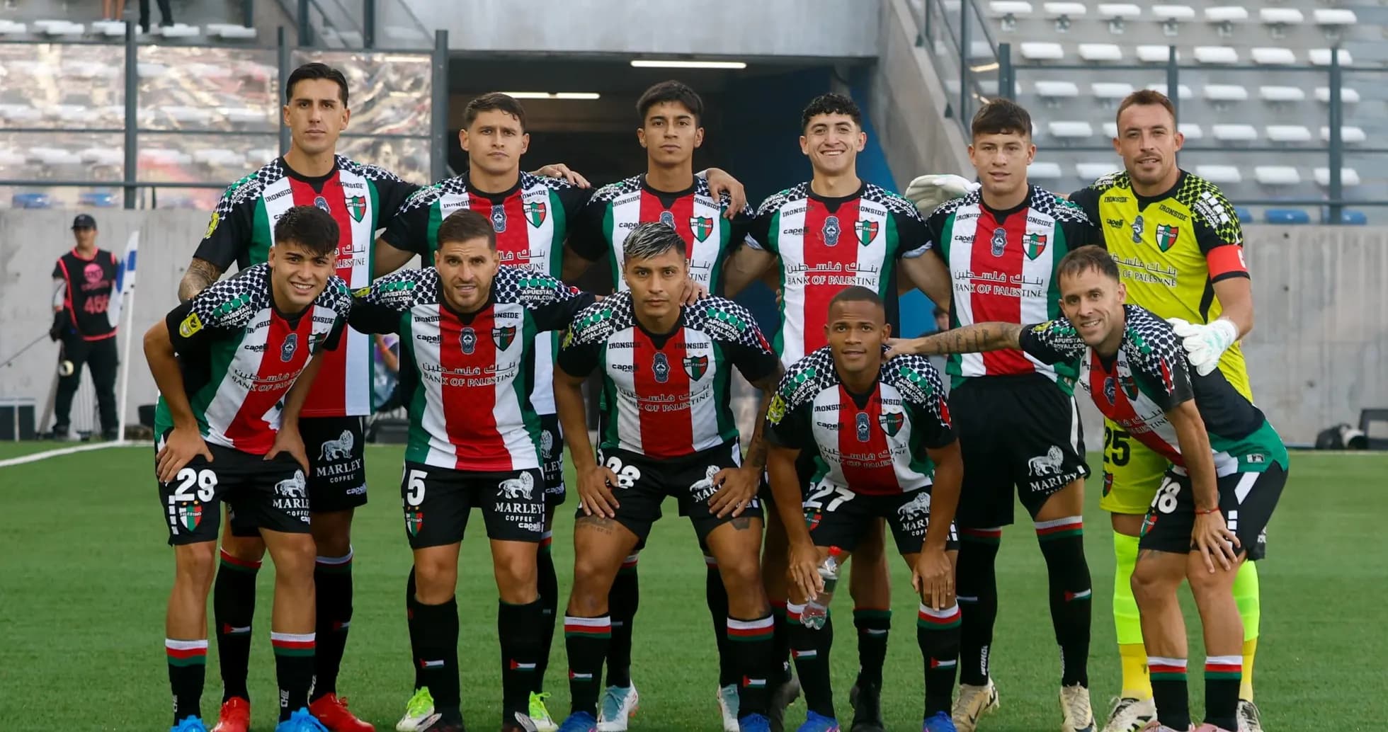 Equipo de Palestino posando para la foto