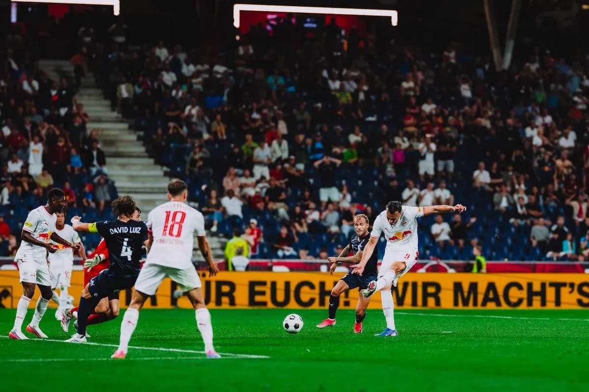 Jugadores de Red Bull Salzburg en acción
