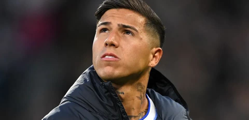 Jugador mirando hacia arriba en el campo