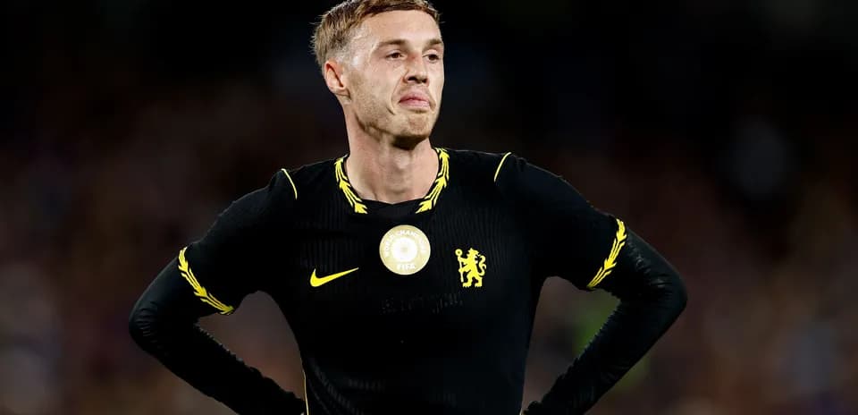 Jugador de Chelsea con camiseta negra en el campo