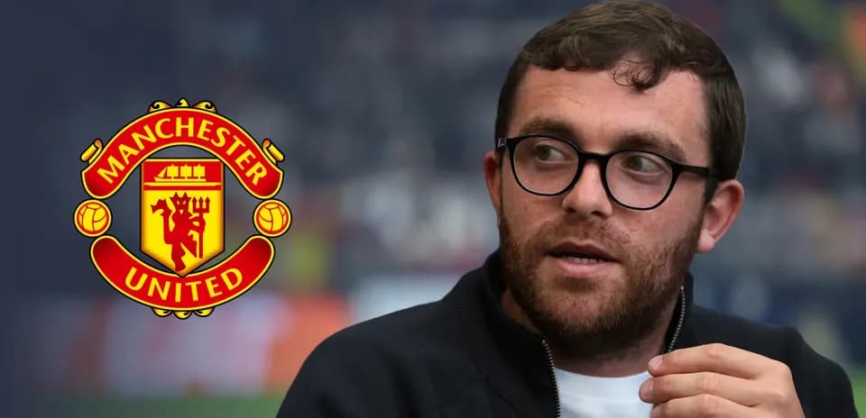 Persona hablando con logo de Manchester United