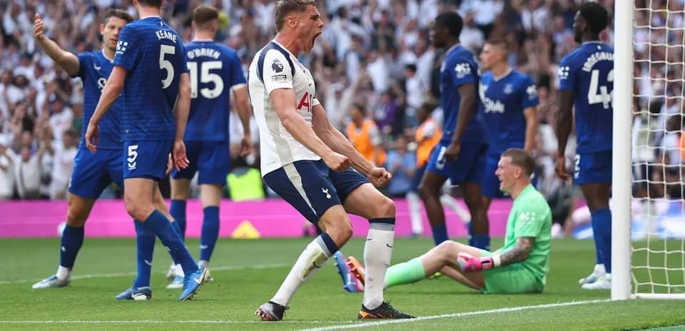 Jugador de Tottenham celebra un gol contra Everton