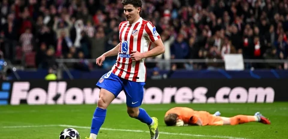 Jugador de Atlético de Madrid corriendo hacia la portería