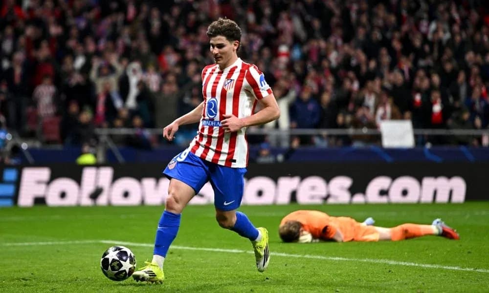 Jugador de Atlético de Madrid corriendo hacia la portería