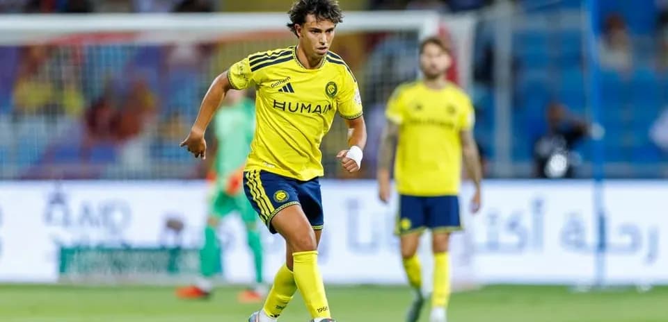 Jugador de Al Nassr corriendo con el balón en partido