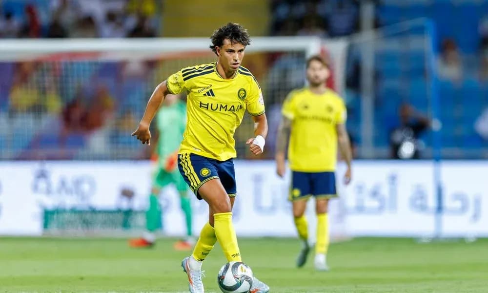 Jugador de Al Nassr corriendo con el balón en partido