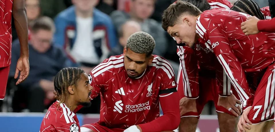 Jugadores de Liverpool reunidos durante un partido