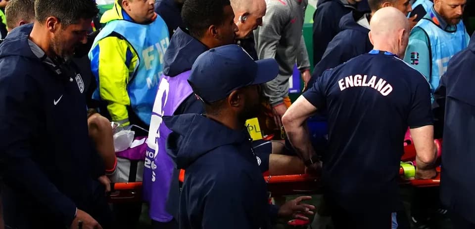 Personal médico atendiendo a un jugador en camilla