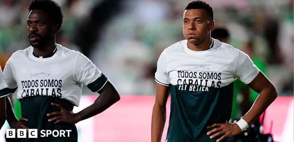 Jugadores con camisetas de calentamiento en el campo