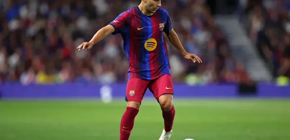 Jugador del FC Barcelona controlando el balón en el campo