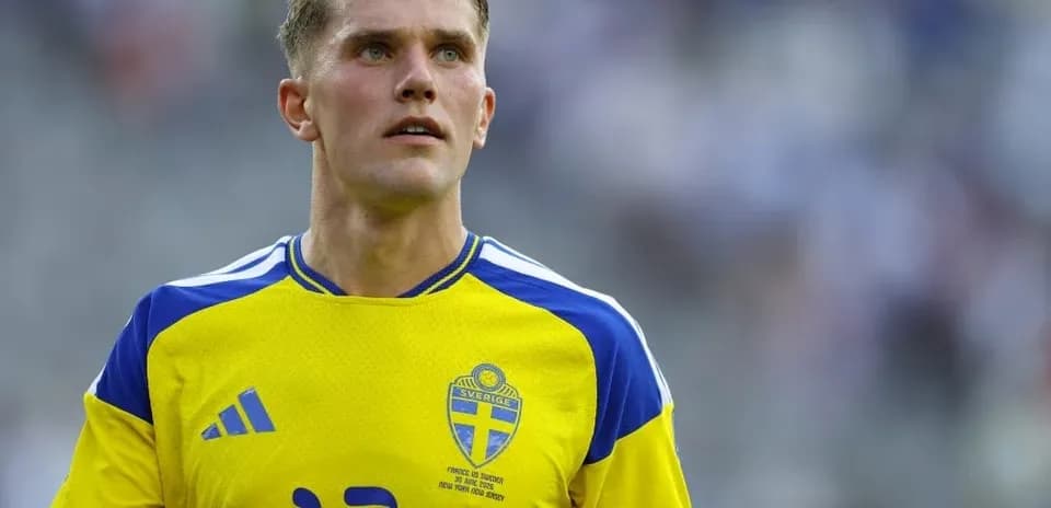 Jugador de Suecia en uniforme amarillo durante el partido