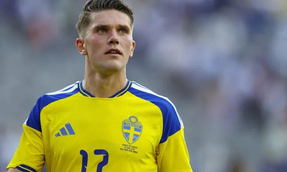 Jugador de Suecia en uniforme amarillo durante el partido