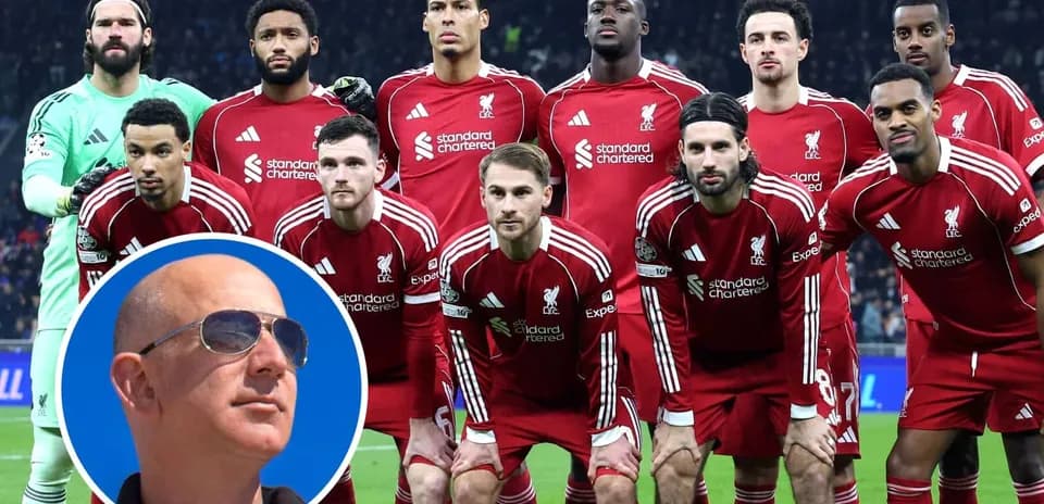 Equipo de Liverpool posando en el campo de fútbol