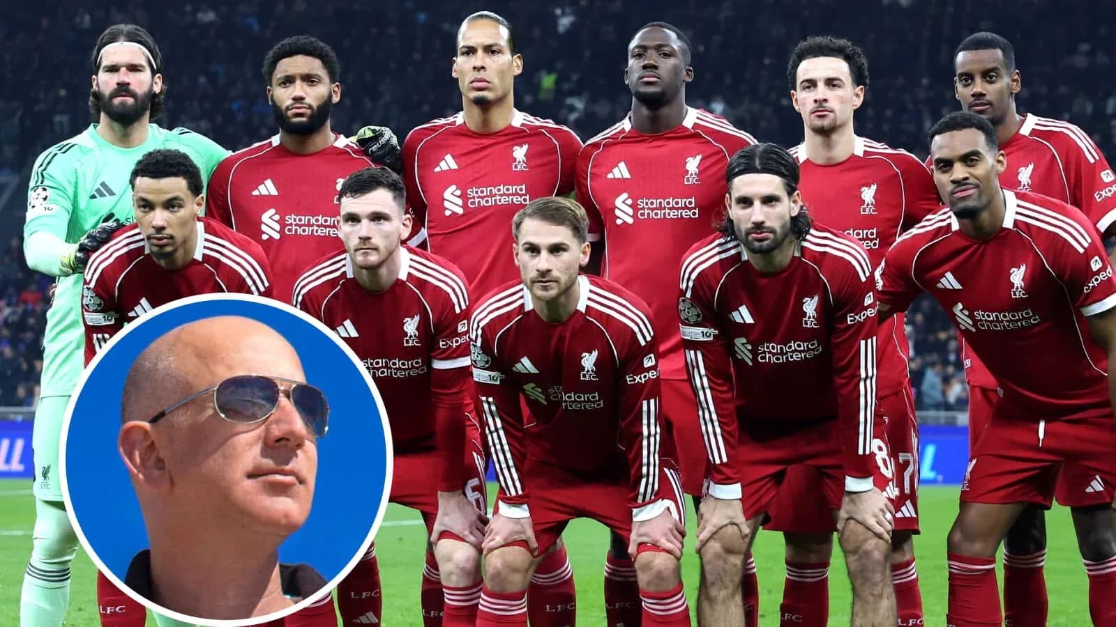 Equipo de Liverpool posando en el campo de fútbol