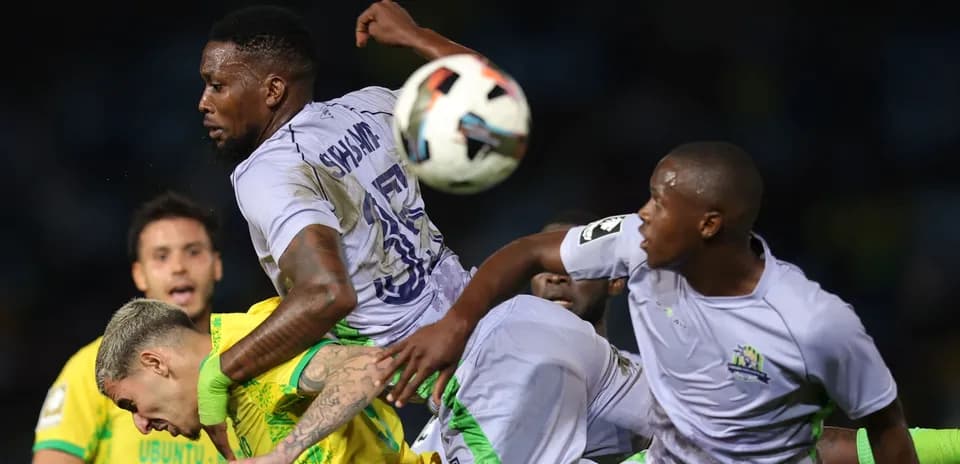 Jugadores compitiendo por el balón en el aire