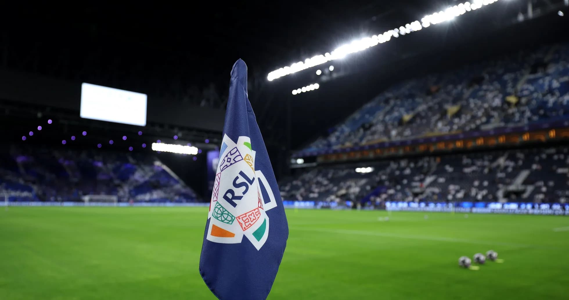 Esquina del campo con bandera de RSL y gradas vacías