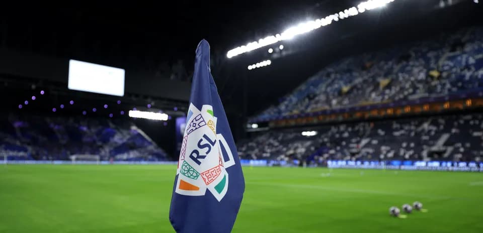 Esquina del campo con bandera de RSL y gradas vacías