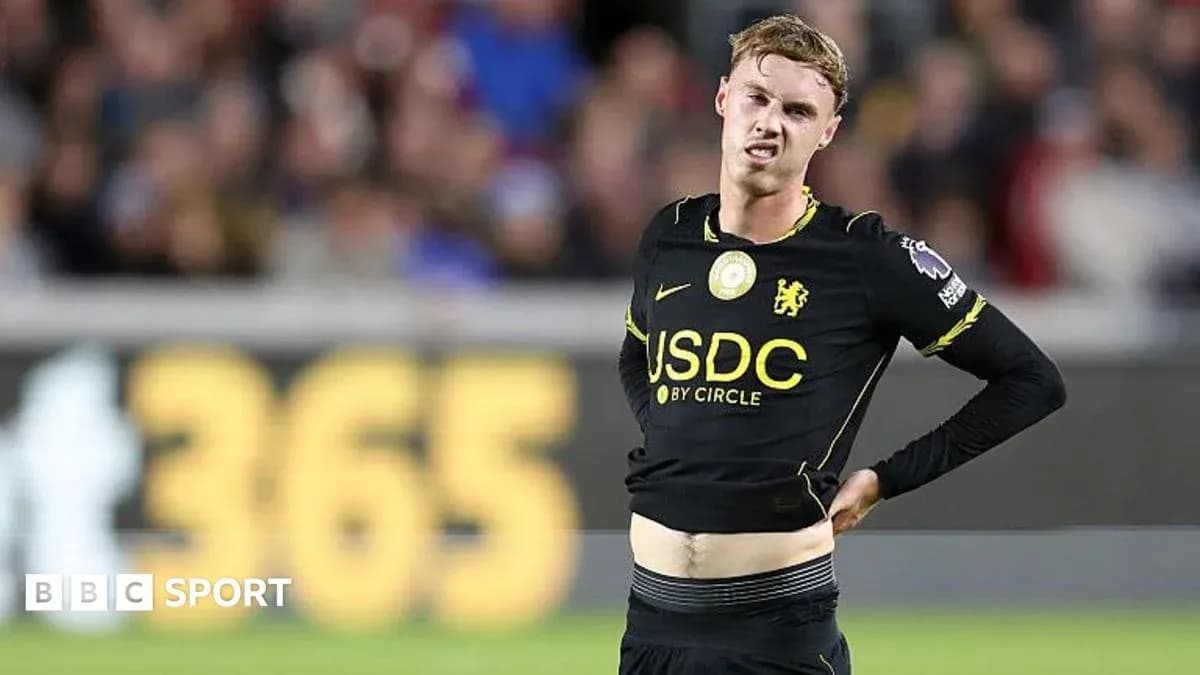 Jugador de Chelsea con camiseta negra en el campo