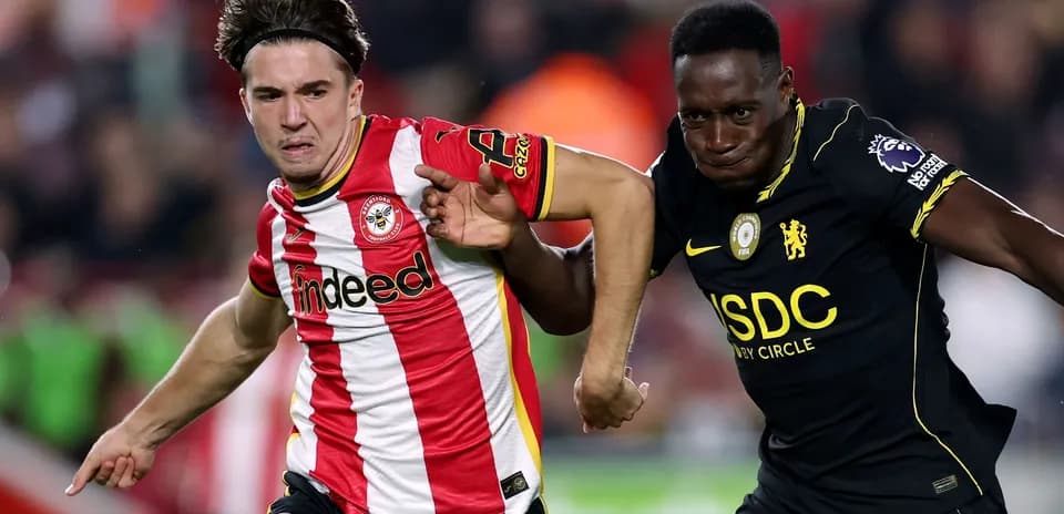 Jugadores de Brentford y Chelsea compitiendo por el balón