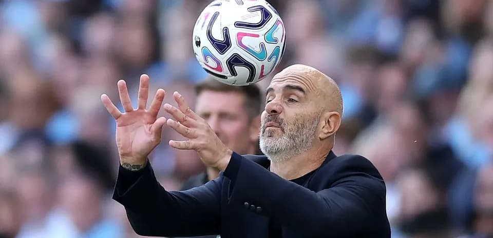 Entrenador tratando de atrapar un balón en el aire