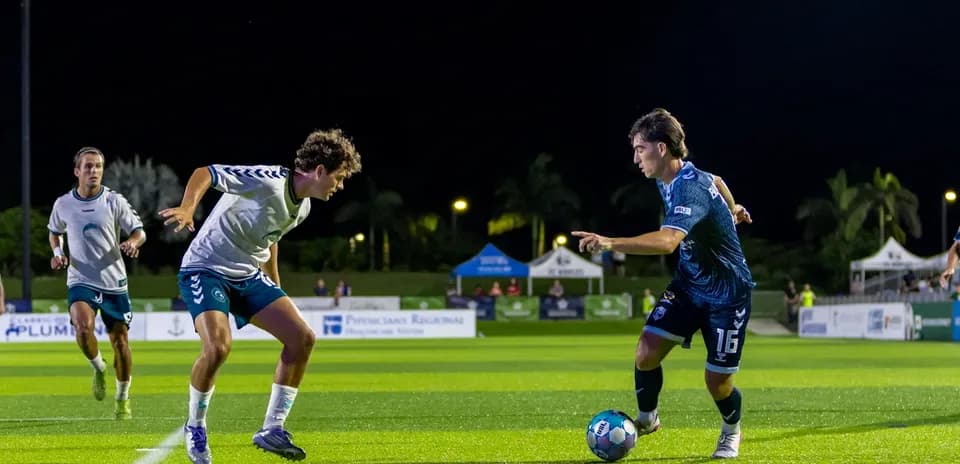 Jugador esquivando a un oponente en el partido