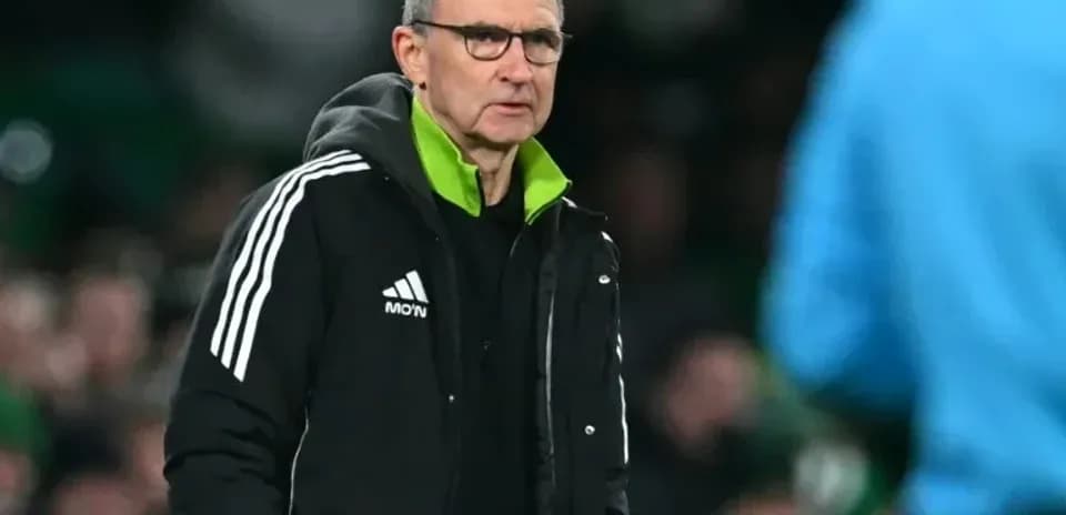 Entrenador observando el juego desde la banda