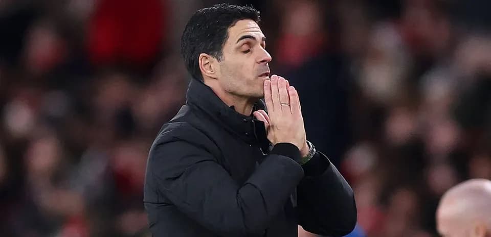 Entrenador gesticulando en la línea de banda
