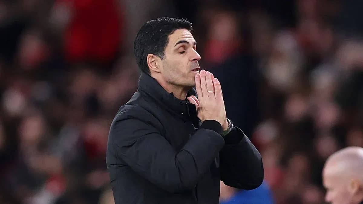 Entrenador gesticulando en la línea de banda