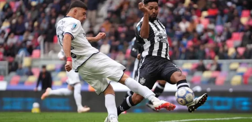 Jugadores de Central Córdoba e Independiente en acción
