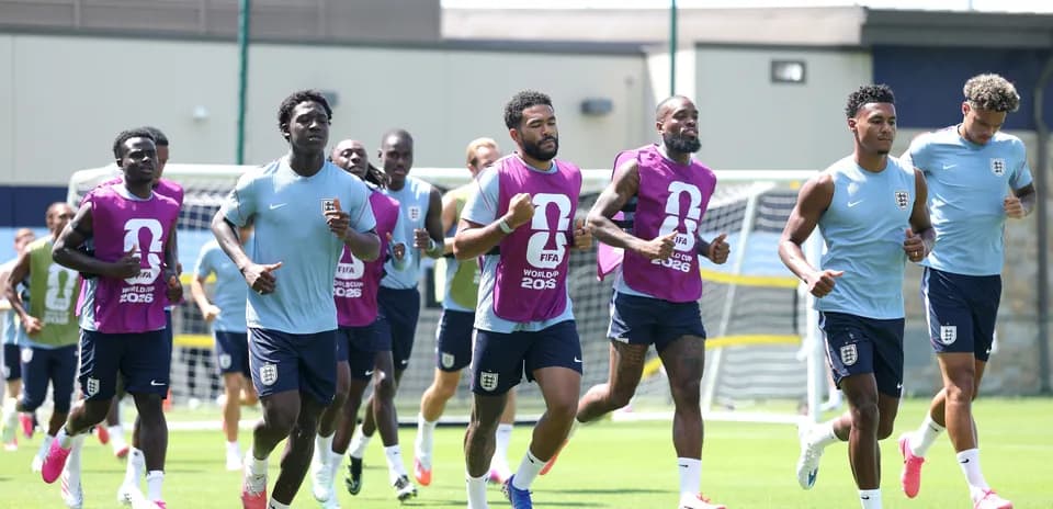 Jugadores de Inglaterra corriendo durante entrenamiento