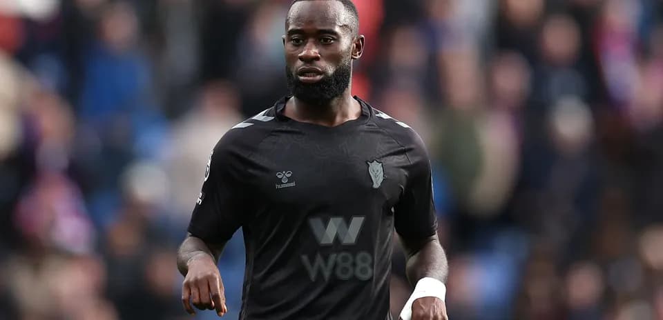 Jugador de fútbol en uniforme negro durante el partido