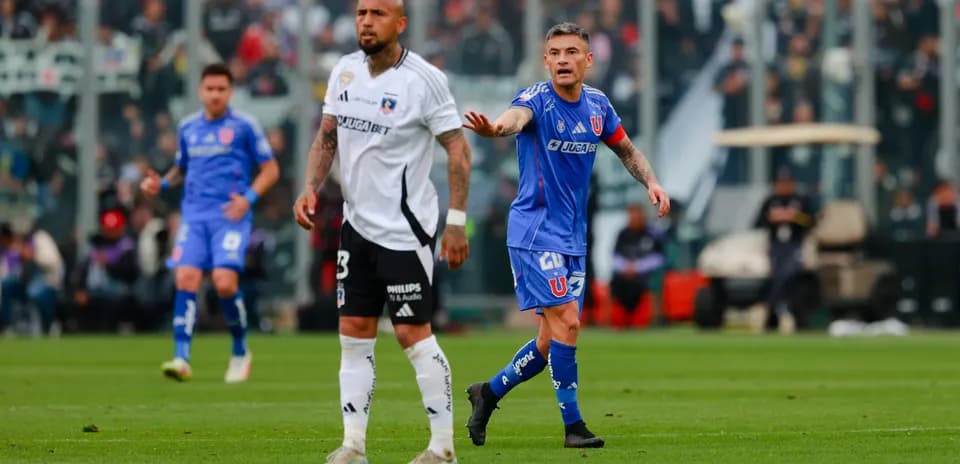Jugadores de Universidad de Chile y Colo Colo en acción