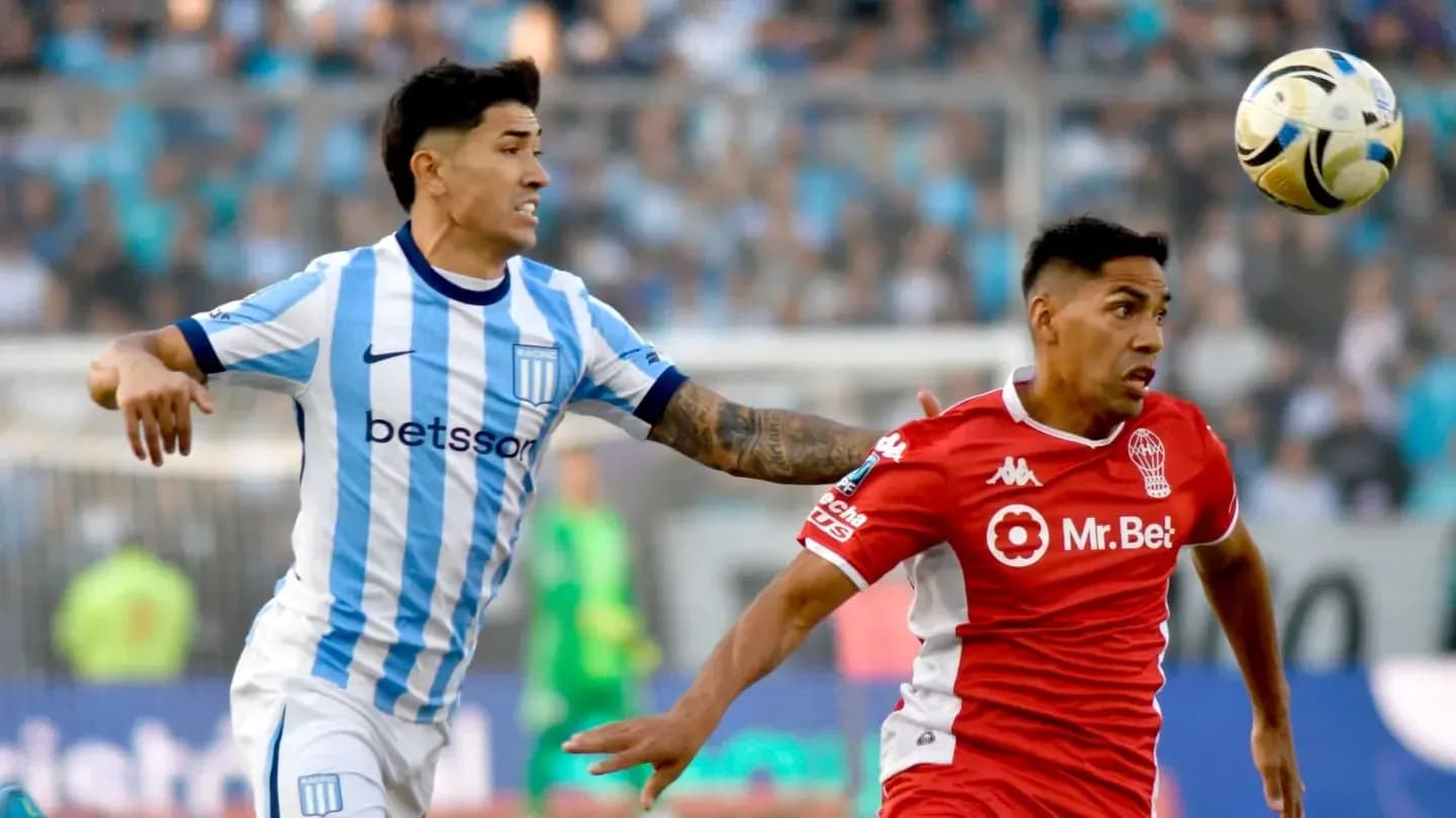 Jugador de Racing persigue a rival de Huracán