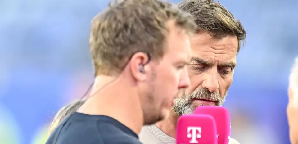 Dos hombres conversando con micrófonos en mano