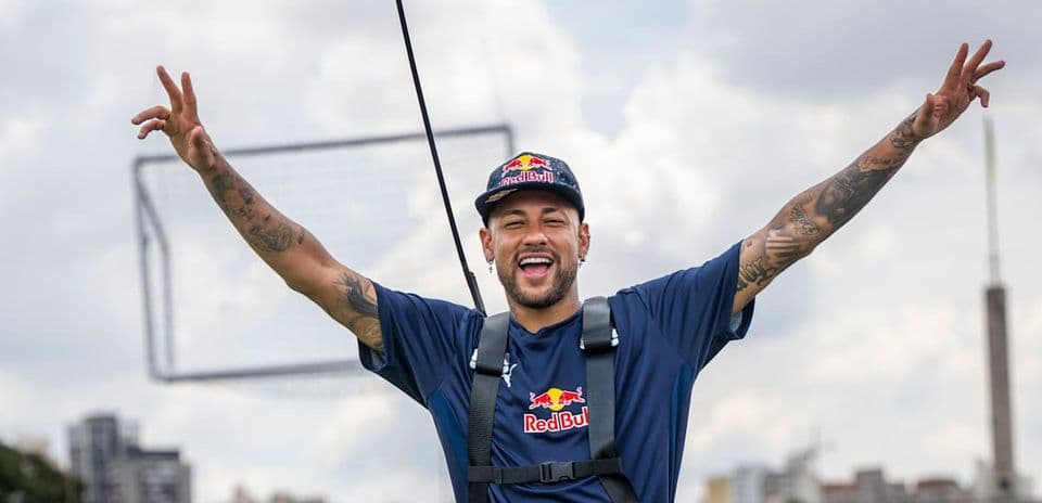 Neymar celebrando con los brazos en alto