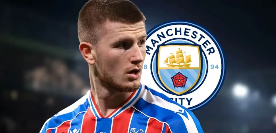 Jugador con camiseta de Crystal Palace y logo de Manchester City